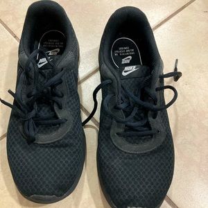 Womens size 10 Nike Tanjun black shoes